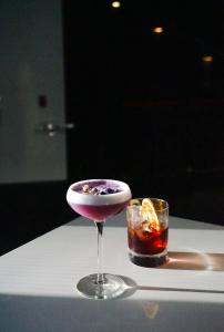 un martini y una bebida en una mesa blanca con una bebida en W San Francisco en San Francisco