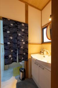Bathroom sa An old house with a fire pit for rent Guesthouse Yukarian - Vacation STAY 87627v