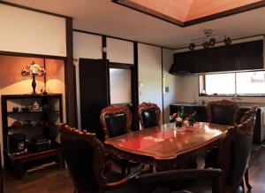 的住宿－An old house with a fire pit for rent Guesthouse Yukarian - Vacation STAY 87627v，一间带桌椅的用餐室