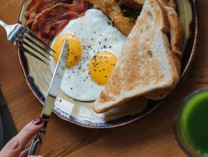 um prato de pequeno-almoço com ovos, bacon e torradas em W San Francisco em São Francisco