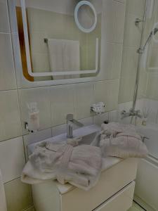 Ett badrum på Shiro HavenSuite