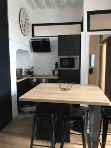Kuchyňa alebo kuchynka v ubytovaní Appartement 4 personnes - Vannes intra-muros - Rue piétonne + 10 fotografií