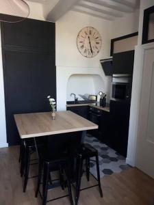 Kuchyňa alebo kuchynka v ubytovaní Appartement 4 personnes - Vannes intra-muros - Rue piétonne