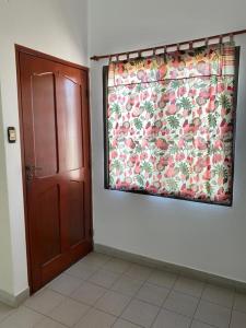 uma cortina numa parede ao lado de uma porta em Luminoso departamento en Planta Alta em Formosa