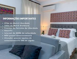 1 dormitorio con 2 camas y un cartel de importancia indonesia en Loft Lotus 5 - Lindo Studio na Liberdade, en São Paulo