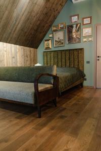 ein Schlafzimmer mit einem Bett und einem Stuhl in der Unterkunft Aušrinės in Liškiava