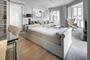 Easo Suite 7 by FeelFree Rentals في سان سيباستيان: غرفة معيشة مع سرير كبير وأريكة
