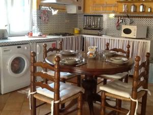 cocina con mesa y lavadora en Ca D'Ancioa, en Moneglia