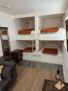 En eller flere senge i et værelse på The Studio, Foss Street, Central Dartmouth