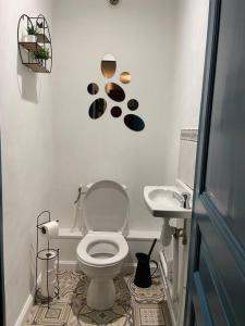 a bathroom with a toilet and a sink at le gite de Justine et Agathe in Verdun-sur-Meuse