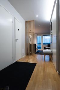 ein Wohnzimmer mit einem schwarzen Teppich und einer Tür in der Unterkunft Tyylikäs City-huoneisto in Tampere