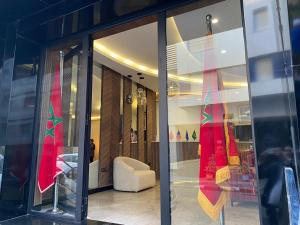 un escaparate con una silla blanca en una tienda en Hôtel Meuble Parisien, en Rabat