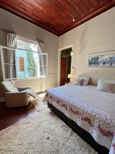 um quarto com uma cama e uma janela em Casa Verde Petrópolis em Petrópolis