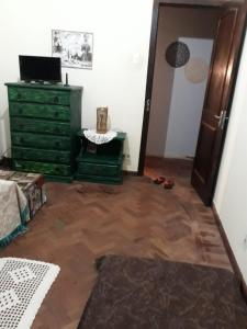 een kamer met een slaapkamer met een dressoir en een deur bij Bedroom near Forest in Rio de Janeiro