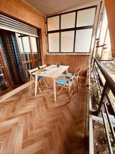 uma sala de jantar com uma mesa e cadeiras numa varanda em Appartamento tra Aeroporto DaVinci e Fiera di Roma em Fiumicino