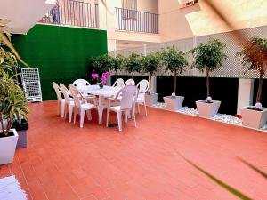 a patio with a table and chairs and potted plants at Piso estrella en La Herradura in La Herradura