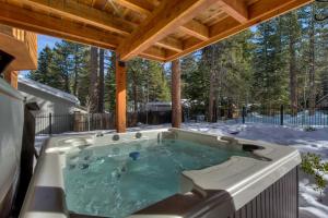 wanna z hydromasażem pod drewnianym dachem w obiekcie Brand New Upscale Home, Hot Tub, Foosball w mieście South Lake Tahoe