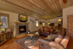 salon z kanapą i kominkiem w obiekcie Brand New Upscale Home, Hot Tub, Foosball w mieście South Lake Tahoe