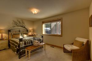 sypialnia z łóżkiem, stołem i krzesłem w obiekcie Brand New Upscale Home, Hot Tub, Foosball w mieście South Lake Tahoe
