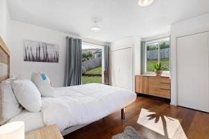 Gallery image of Lake and Mountain view living in Queenstown