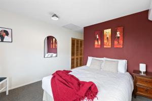 Gallery image of Lake and Mountain view living in Queenstown