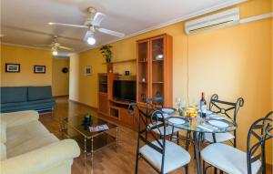 sala de estar con mesa y sofá en 1 Bedroom Pet Friendly Apartment In Puente De Genave, en Puente de Génave