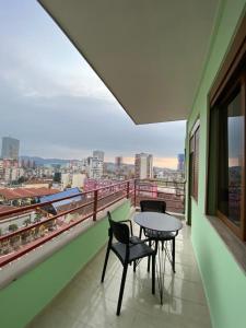 een tafel en stoelen op een balkon met uitzicht bij @Bazaar2 in Tirana +23 foto's