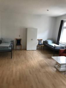 sala de estar con 2 camas y sofá en Monteurwohnung in Leipzig en Leipzig