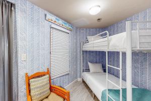 パナマ・シティ・ビーチにあるShores of Panama 2310の青い壁のベッドルーム1室(二段ベッド2組付)