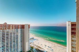 uitzicht op het strand vanaf het balkon van een gebouw bij Shores of Panama 2310 in Panama City Beach