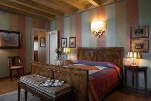 - une chambre avec un lit, une table et une chaise dans l'établissement Domus Nova Palace - Italian Homing, à Vérone
