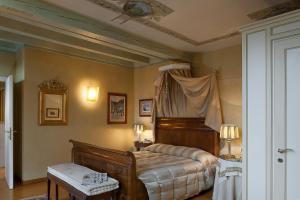 - une chambre avec un lit à baldaquin dans l'établissement Domus Nova Palace - Italian Homing, à Vérone