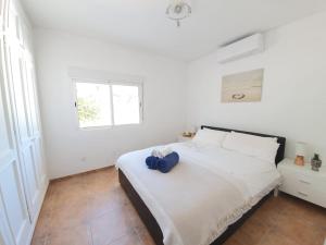 Postel nebo postele na pokoji v ubytování 5 Bedroom Villa with HEATED Pool with breath-taking Sea Views, Walking distances to Shops Restaurants Beach