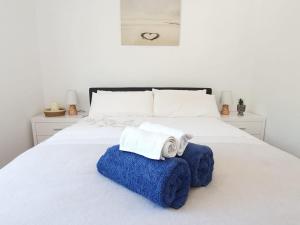 Postel nebo postele na pokoji v ubytování 5 Bedroom Villa with HEATED Pool with breath-taking Sea Views, Walking distances to Shops Restaurants Beach