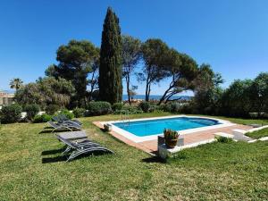Bazén v ubytování 5 Bedroom Villa with HEATED Pool with breath-taking Sea Views, Walking distances to Shops Restaurants Beach nebo v jeho okolí