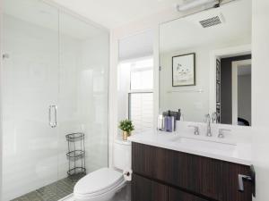 Koupelna v ubytování Stunning 3BD 3.5 BA - 10 Min to Downtown! Garage! + 31 fotografií