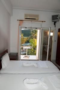 Postel nebo postele na pokoji v ubytování Hotel Glaros + 16 fotografií