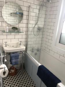 Koupelna v ubytování Granby House Holiday Apartments, Apartment 2, In the Old Town, Free On Street Parking included + 11 fotografií