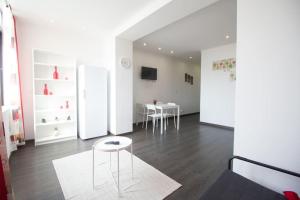 a white living room with a table and chairs at Casa Viveiros do Bairro Penha de França Lisboa in Lisbon