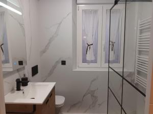 A bathroom at Apartamento Roma 8 Még 6 kép