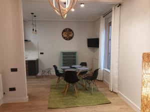 uma sala de jantar com mesa e cadeiras em Apartamento Roma 8 em Leão