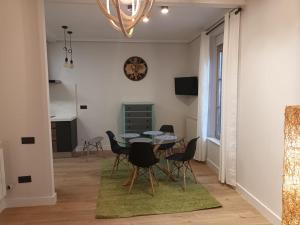 A television and/or entertainment centre at Apartamento Roma 8