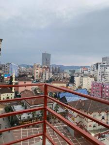 Vista generica su Tirana o vista sulla città dall'interno dell'appartamento