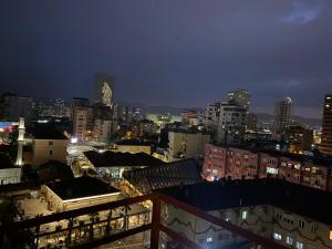 Vista generica su Tirana o vista sulla città dall'interno dell'appartamento