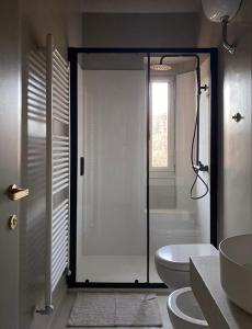 A bathroom at Bilocale di Design con Vista in Crocetta Quadronno
