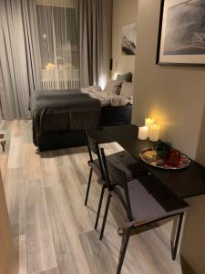 1 dormitorio con 1 cama, mesa y sillas en NN Urban Guesthouse, en Reikiavik