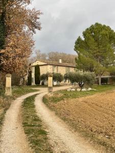 Fotografia z galérie ubytovania Villa avec charme provençal v destinácii La Tour-dʼAigues