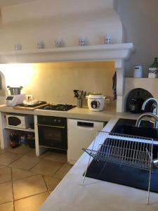 Zdjęcie z galerii obiektu Villa avec charme provençal w mieście La Tour-dʼAigues