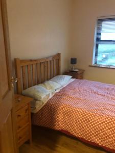 - une chambre avec un lit, une commode et une fenêtre dans l'établissement Killard House, à Caherlean