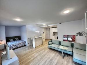 uma sala de estar com um sofá e uma cama em Studio CP Poblenou em Barcelona